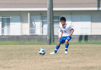 サッカーの試合をする小学生の男の子 © tatsushi