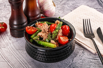 Canned tuna with asparagus salad