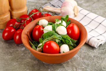 Salad with mozzarella and arugula