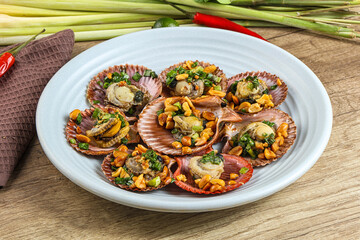 Baked scallops with scalion oil