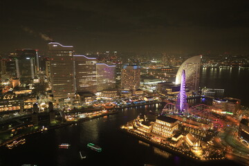 横浜みなとみらいと高層ビルの夜景