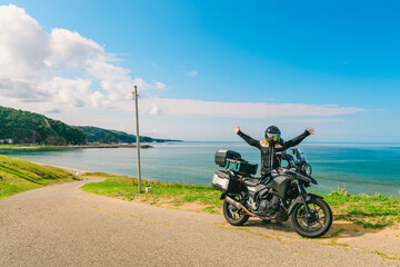 Obraz premium 能登の海岸沿いをバイクでツーリング