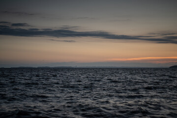 日没後の海と空