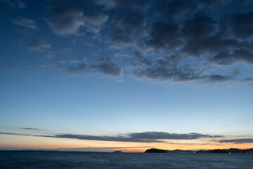 日没後の海と空