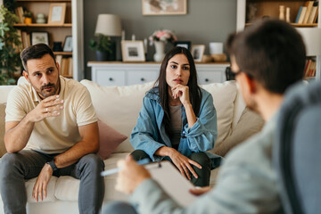 Professional social worker assist married couple with empathy concepts