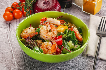 Salad with prawn and quinoa