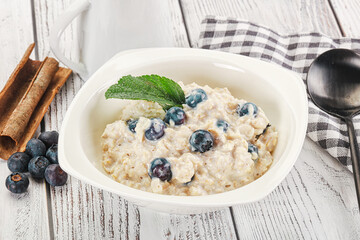 Oats porridge with blueberry