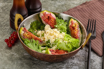 Salad with fig and sheep cheese