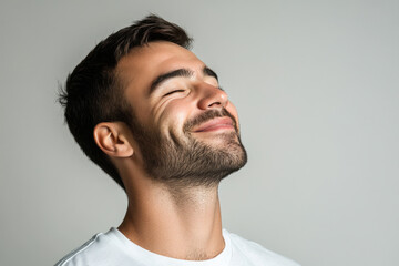 Obraz premium A close up of a man's face with her eyes closed