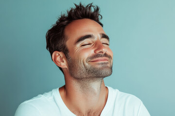 Obraz premium A close up of a man's face with her eyes closed