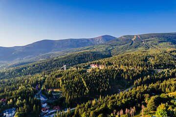 Karpacz, miasto turystyczne w górach. Polska, Sudety latem, panorama z lotu ptaka. © Franciszek