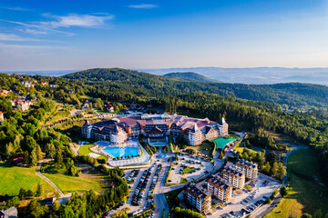 Karpacz, miasto turystyczne w górach. Polska, Sudety latem, panorama z lotu ptaka. - obrazy, fototapety, plakaty
