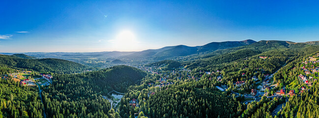 Karpacz, miasto turystyczne w górach. Polska, Sudety latem, panorama z lotu ptaka. © Franciszek