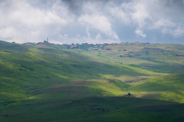 Village view surrounded by greenery, taken in partly cloudy weather in the high mountains. Aybastı Perşembe Plateau, Ordu, Türkiye