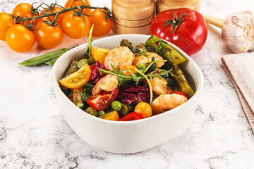 Gourmet salad with prawn and asparagus