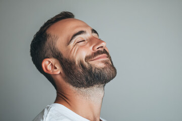 Obraz premium A close up of a man's face with her eyes closed