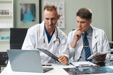 Obraz premium Medical team working on digital tablet healthcare doctor technology tablet using x-ray film analyzed the results of medical reports.