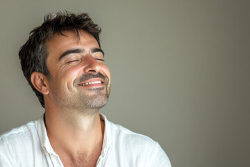 Obraz premium A close up of a man's face with her eyes closed