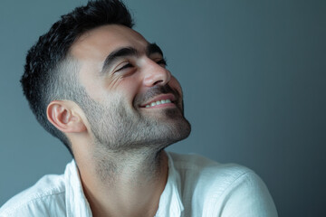 Obraz premium A close up of a man's face with her eyes closed