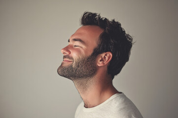 Obraz premium A close up of a man's face with her eyes closed