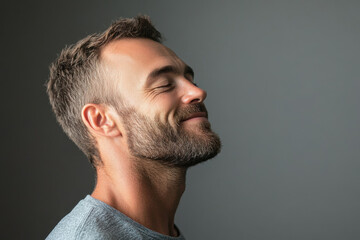 Obraz premium A close up of a man's face with her eyes closed