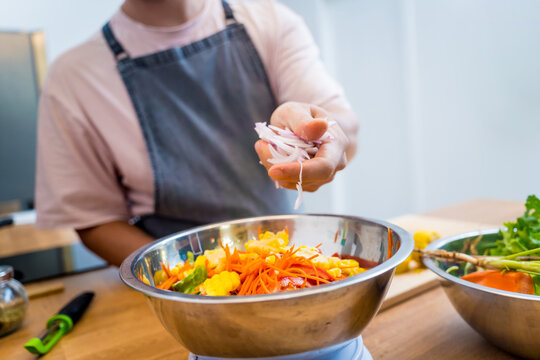 The chef is broadcasting live from workshop how to prepare a spicy glass noodle salad
