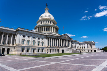 Obraz premium Wide Angle Daytime View of the US Congress Building early in the day