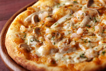 色々な種類の美味しそうなピザのクローズアップ