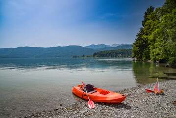 Paddelboot am Ufer vom Walchensee in Bayern