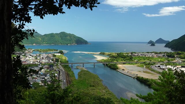 海辺の鉄橋を渡る列車　三重県　紀北町