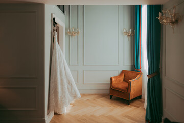 L'abito della sposa appeso nella stanza dove avverr&agrave; la preparazione