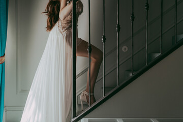 La sposa sale le scala interna del suo appartamento con eleganza e raffinatezza