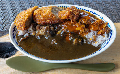 大盛りのカツカレー