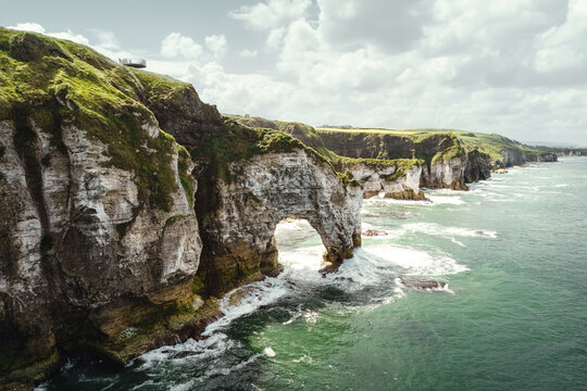 The Wishing Arch die wei&szlig;en Kalkfelsen der Whiterocks Bay Sehensw&uuml;rdigkeit in Nordirland