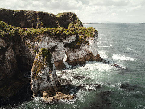 The Wishing Arch die wei&szlig;en Kalkfelsen der Whiterocks Bay Sehensw&uuml;rdigkeit in Nordirland