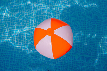 Pool Reflektion Wasserball
