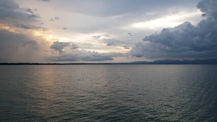 Gardasee Italien Meerblick mit Wolken Sonnenuntergang