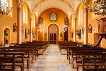 Intérieur d'une église catholique chrétien. Eglise de Saint-Marcel. Eglise vide. Absence de croyant. Spiritualité européenne. Eglise en France