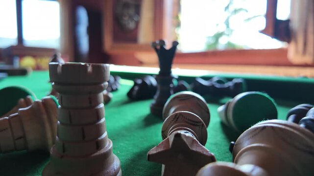 Ajedrez sobre mesa de billar. Jaque Mate. Juego de mesa