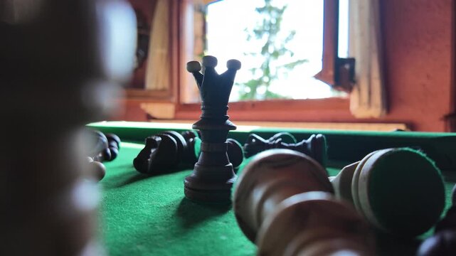 Ajedrez sobre mesa de billar. Jaque Mate. Juego de mesa