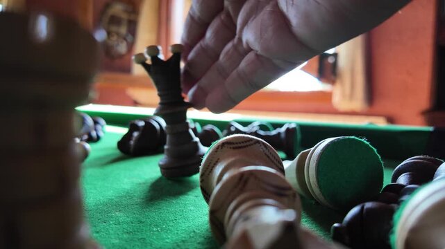Ajedrez sobre mesa de billar. Jaque Mate. Juego de mesa