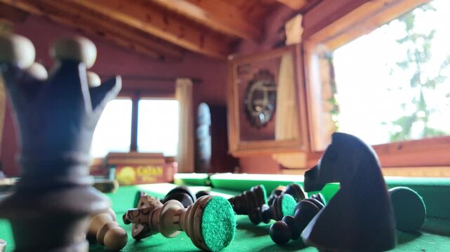 Ajedrez sobre mesa de billar. Jaque Mate. Juego de mesa