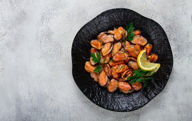 mussels no shell, boiled, mussels, peeled, in a bowl, with lemon and parsley, Chilean mussels, top view, no people,