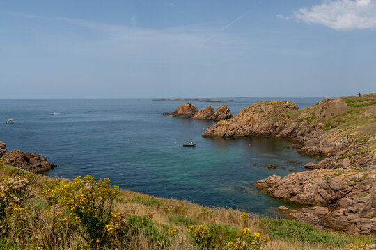 crique et vue sur l'oc&eacute;an &agrave; Houat