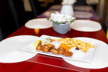 Frittierte Calamari auf Teller in Restaurant, Tintenfisch