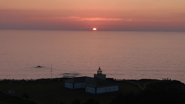 Faro de Cabo Busto al atardecer en Asturias