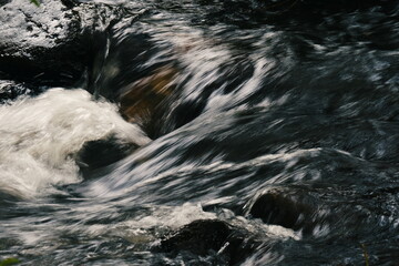 Fließendes Wasser eines Bachlaufs