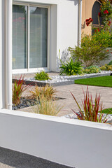 Charmant petit jardin paysagé moderne au printemps.