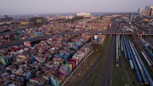 Villa 31, Villa Buenos Aires. Villa Miseria. Vista de Retiro, villa, Autopista Illia. Ciudad de Buenos Aires. Hora m&aacute;gica, crep&uacute;sculo. Asentamiento urbano. Pobreza. Emergencia. Argentina. Dron.