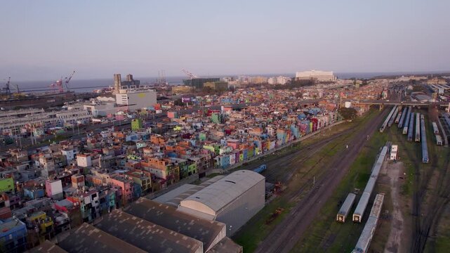 Villa 31, Villa Buenos Aires. Villa Miseria. Vista de Retiro, villa, Autopista Illia. Ciudad de Buenos Aires. Hora m&aacute;gica, crep&uacute;sculo. Asentamiento urbano. Pobreza. Emergencia. Argentina. Dron.
